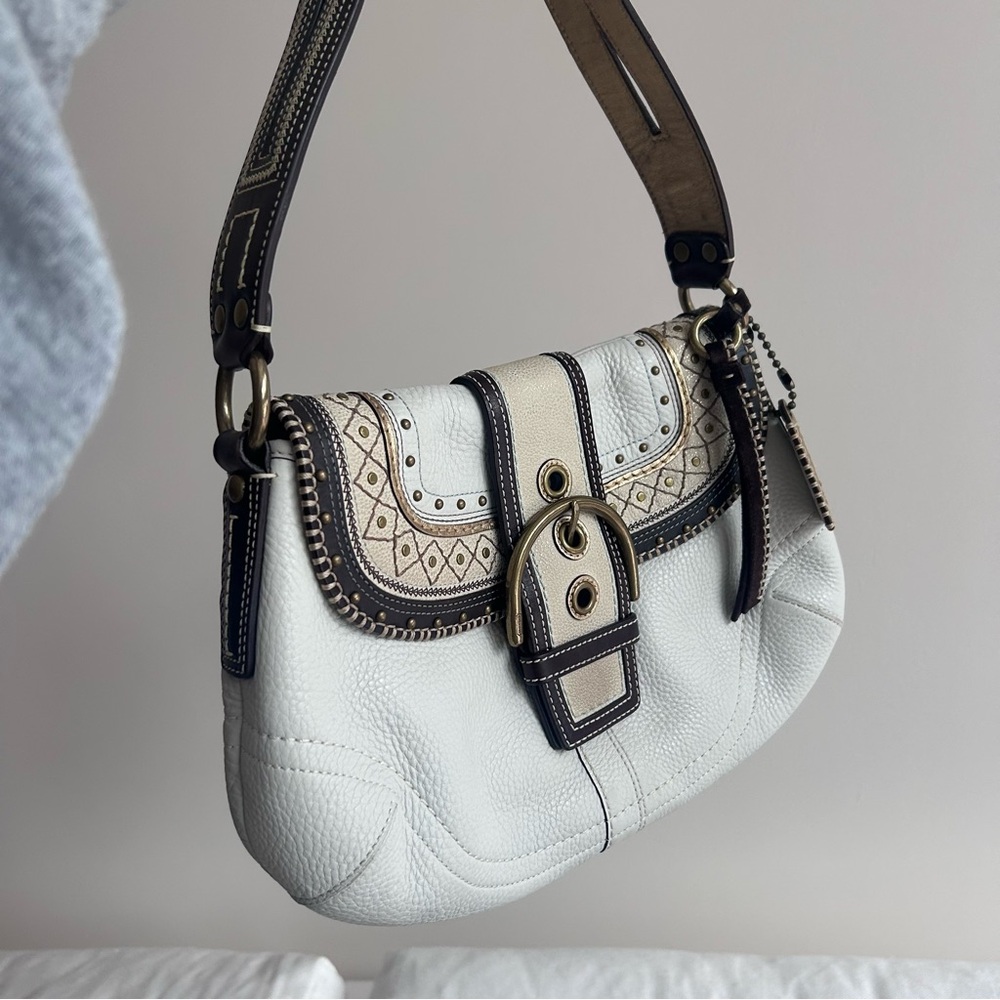 G063-10479 Coach SoHo White Pebbled Leather Whipstitch Soho Flap Bag - Picture 9 of 12